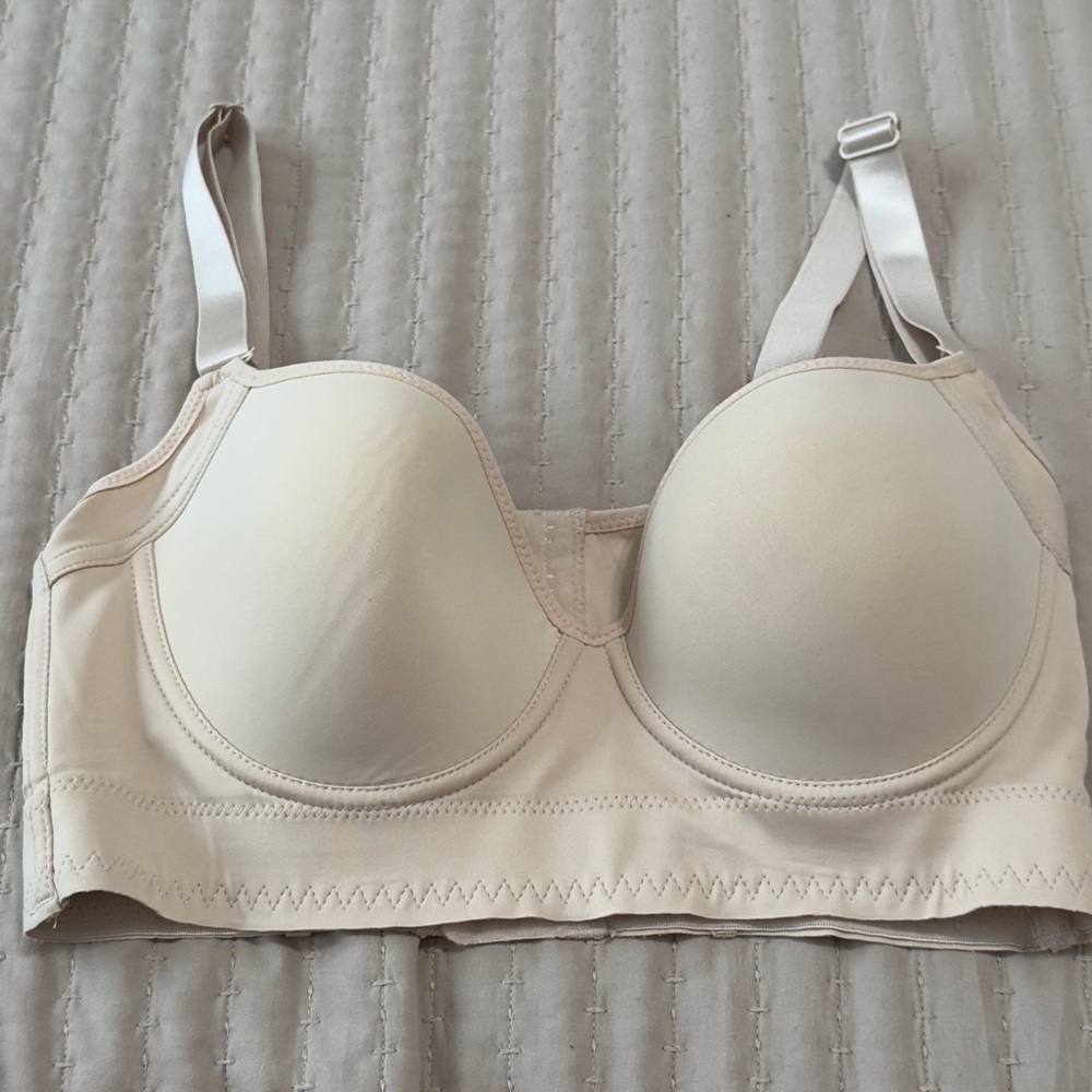 Beige bra, wide that allows you to collect the entire breast properly